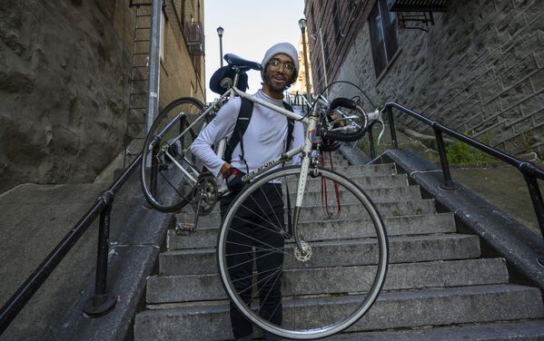 Мужчина с велосипедом проходит по лестнице Джокера  - Sputnik Кыргызстан
