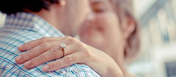 Кучакташып турган эркек жана аял. Архив Кучакташып турган эркек жана аял. Архив - Sputnik Кыргызстан