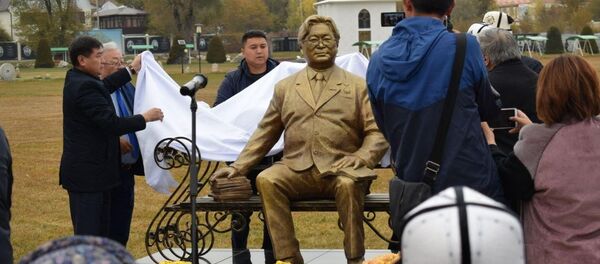 Открытие статуи государственному деятелю Турдакуну Усубалиеву в Чолпон-Ате - Sputnik Кыргызстан