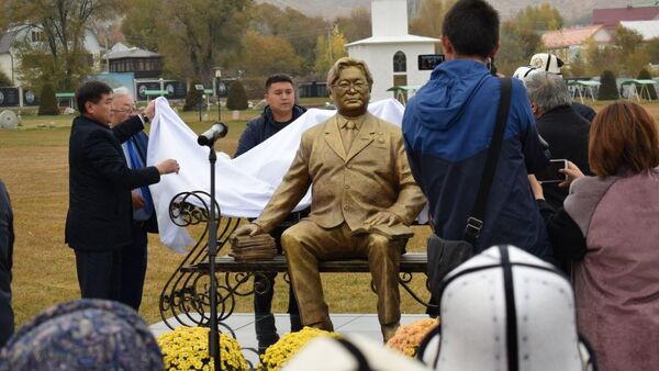 Открытие статуи государственному деятелю Турдакуну Усубалиеву в Чолпон-Ате - Sputnik Кыргызстан