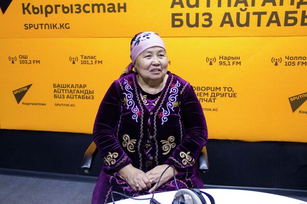 Сагынбай Орозбаковдун эки кызы туттугуп өлгөн. Манасчынын небереси менен маек - Sputnik Кыргызстан
