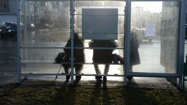 Люди на остановке общественного транспорта. Архивное фото - Sputnik Кыргызстан