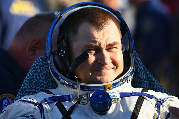 Космонавт Роскосмоса Алексей Овчинин после посадки спускаемого аппарата пилотируемого космического корабля Союза МС-12 - Sputnik Кыргызстан