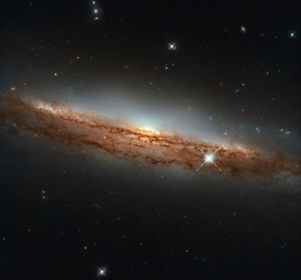 Спиральная галактика NGC 3717 в созвездии Гидры, расположенная на расстоянии около 60 миллионов световых лет от Земли - Sputnik Кыргызстан
