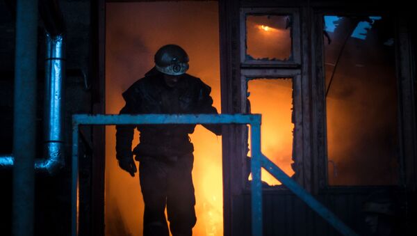Пожарный выходит из горящего дома. Архивное фото - Sputnik Кыргызстан