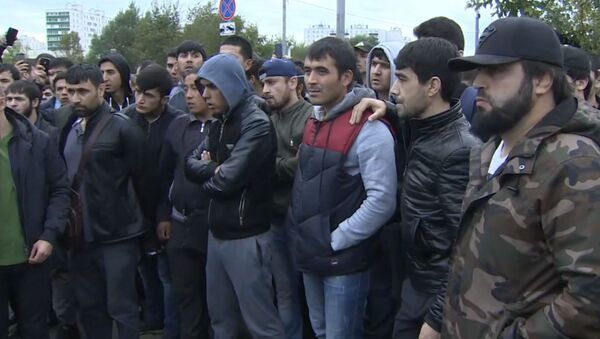 В каких сферах ограничат работу мигрантам — видео о новых правилах в РФ - Sputnik Кыргызстан