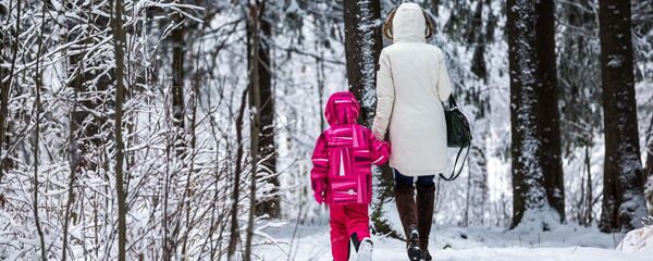 Женщина с ребенком идут в городском парке после снегопада. Архивное фото Женщина с ребенком идут в городском парке после снегопада. Архивное фото - Sputnik Кыргызстан