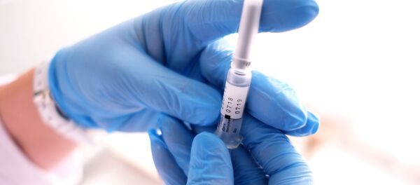 Медик вакцина менен шприцти даярдап жатат. Архив - Sputnik Кыргызстан