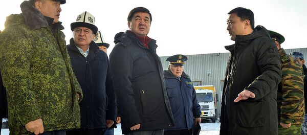 Премьер-министр КР Мухаммедкалый Абылгазиев во время ознакомления с работой пункта пропуска Торугарт, расположенного в Нарынской области - Sputnik Кыргызстан