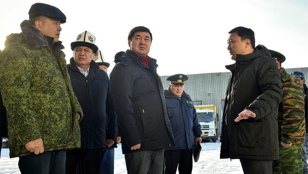 Премьер-министр КР Мухаммедкалый Абылгазиев во время ознакомления с работой пункта пропуска Торугарт, расположенного в Нарынской области - Sputnik Кыргызстан