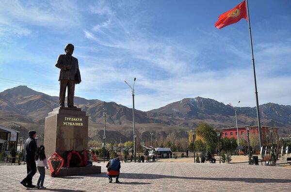 Памятник выдающемуся государственному деятелю Турдакуну Усубалиеву на центральной городской площади, установленный в 2019 году - Sputnik Кыргызстан