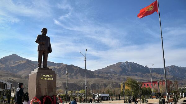Церемония открытия памятника Турдакуну Усубалиеву на главной площади Нарына - Sputnik Кыргызстан