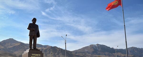 Церемония открытия памятника Турдакуну Усубалиеву на главной площади Нарына - Sputnik Кыргызстан