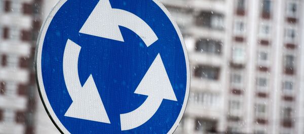 Дорожный знак, обозначающий круговое движение. Архивное фото - Sputnik Кыргызстан