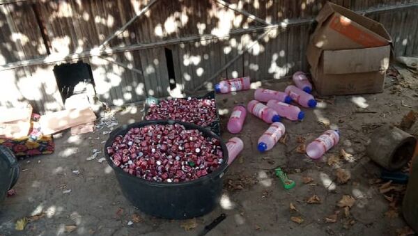 В Чуйской области выявлен подпольный цех, где незаконно изготавливали химические средства, которые продавали на рынках Кыргызстана - Sputnik Кыргызстан