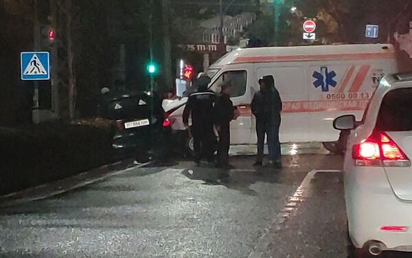 В Бишкеке столкнулись карета скорой помощи и два легковых автомобиля Mercedes и Suzuki. - Sputnik Кыргызстан