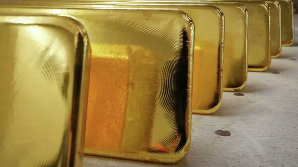 Золотые слитки на столе. Архивное фото - Sputnik Кыргызстан
