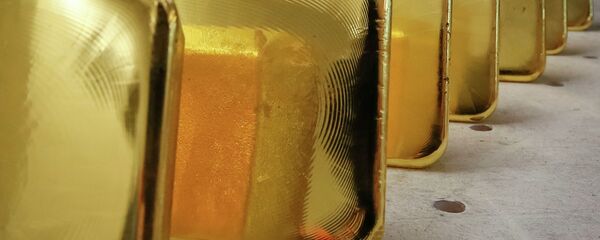 Золотые слитки на столе. Архивное фото - Sputnik Кыргызстан