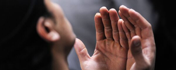 Мусульманин совершает намаз. Архивное фото - Sputnik Кыргызстан