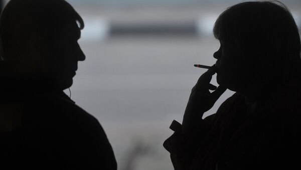 Люди курят на улице. Архивное фото - Sputnik Кыргызстан