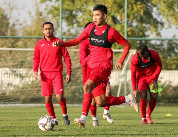 Эки футболчу жаракат алып, Япония менен Тажикстанга каршы ойной албай калды - Sputnik Кыргызстан