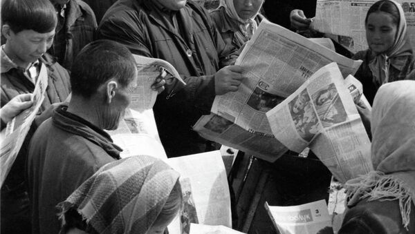 Киргизская ССР. Жители одного из колхозов на Тянь-Шане получили свежий номер газеты Правда. Архивное фото - Sputnik Кыргызстан