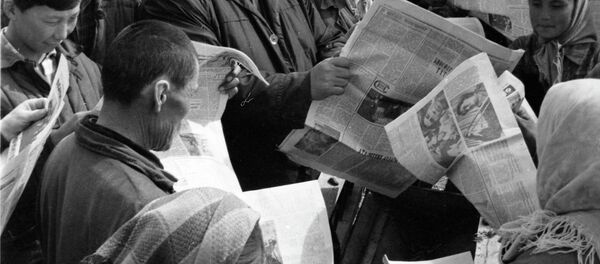 Киргизская ССР. Жители одного из колхозов на Тянь-Шане получили свежий номер газеты Правда. Архивное фото - Sputnik Кыргызстан