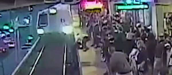 Сердце стынет — упавшего на рельсы спасли за миг до прибытия поезда. Видео - Sputnik Кыргызстан