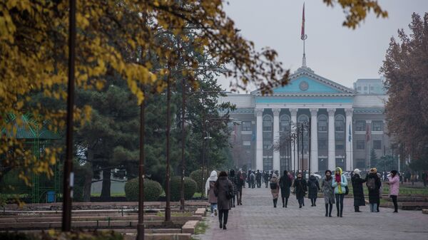 Люди идут по аллее молодежи в Бишкеке. Архивное фото - Sputnik Кыргызстан