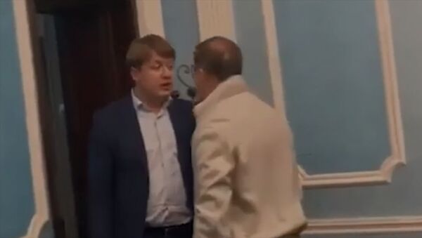 На видео попала драка депутата партии Зеленского и главного радикала Украины - Sputnik Кыргызстан