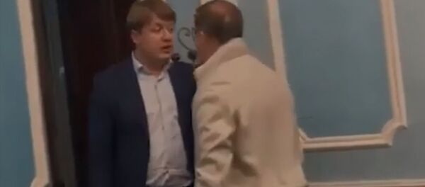 На видео попала драка депутата партии Зеленского и главного радикала Украины - Sputnik Кыргызстан