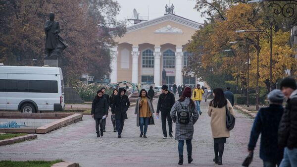 Люди идут по аллее молодежи во время осенних холодов в Бишкеке - Sputnik Кыргызстан