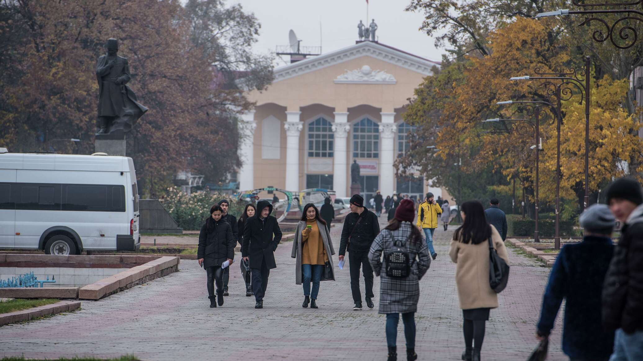 Время в бишкеке. Бишкек аллея молодежи. Бишкек люди. Киргизия люди в городе. Кыргызстан Бишкек люди.