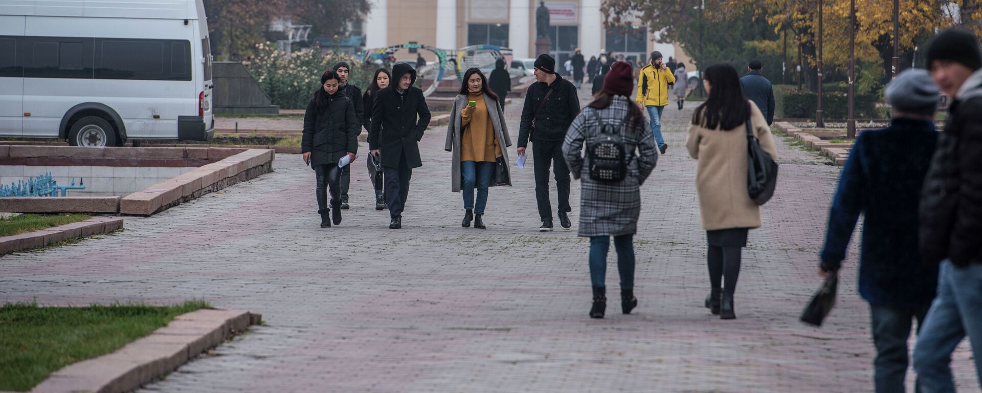 Люди идут по аллее молодежи в Бишкеке. Архивное фото - Sputnik Кыргызстан, 1920, 30.11.2023