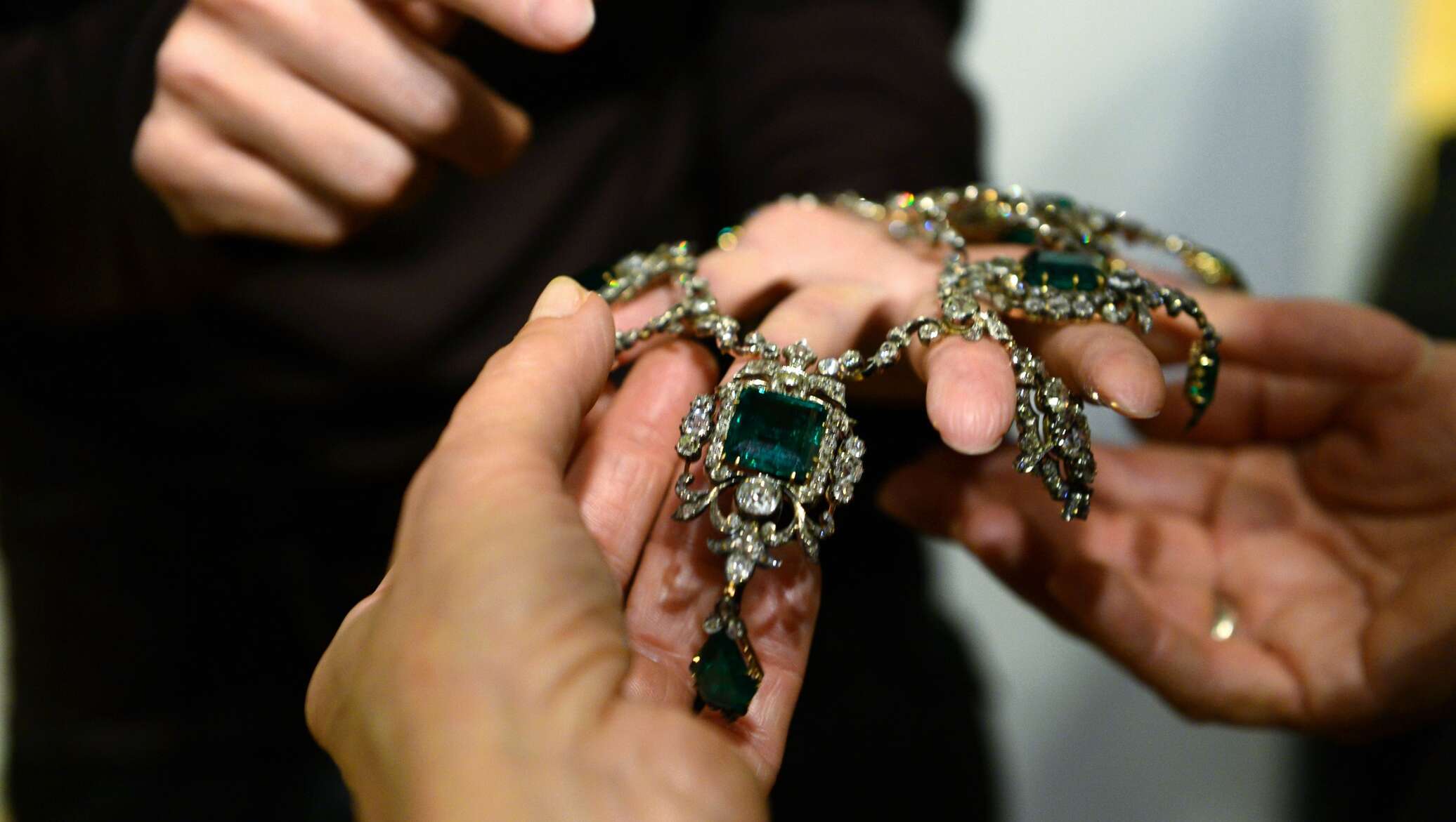 Piaget колье с бриллиантами. 8 подруг оушена энн хэтэуэй. Колье патиалы картье. Изумрудное колье тиффани. Держит ожерелье.