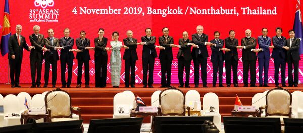 Церемония совместного фотографирования глав делегаций стран-участниц 14-го Восточноазиатского саммита Церемония совместного фотографирования глав делегаций стран-участниц 14-го Восточноазиатского саммита - Sputnik Кыргызстан