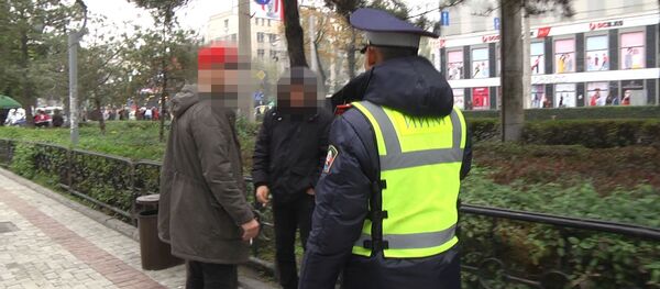 Не плюйте, пожалуйста! Как работает новая милиция в Бишкеке. Видео - Sputnik Кыргызстан