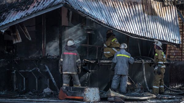 Сотрудники МЧС на месте пожара в фастфуде Антошка - Sputnik Кыргызстан