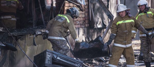 Сотрудники МЧС на месте пожара в фастфуде Антошка в центре Бишкека на пересечении проспектов Чуй и Эркиндик - Sputnik Кыргызстан
