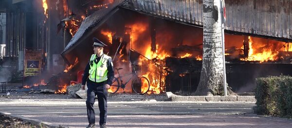 Алоолонгон жалын, эсин жоготкон кыз. Бишкектеги Тез татымдын өрттөнгөн видеосу - Sputnik Кыргызстан