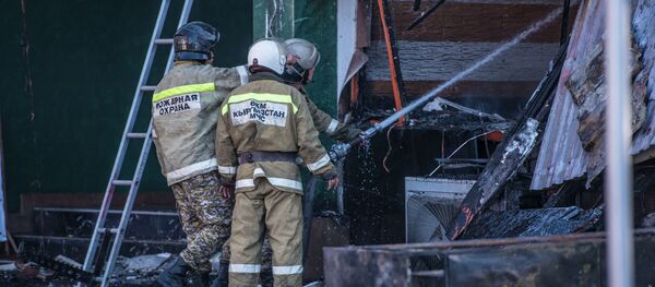 Пожар на точке фастфуда Антошка на пересечении проспектов Чуй и Эркиндик - Sputnik Кыргызстан