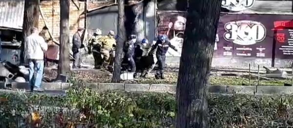 Бишкек: жарылуудан каза болгон кыздын сөөгүн алып чыгып бараткан видео Бишкек: жарылуудан каза болгон кыздын сөөгүн алып чыгып бараткан видео - Sputnik Кыргызстан