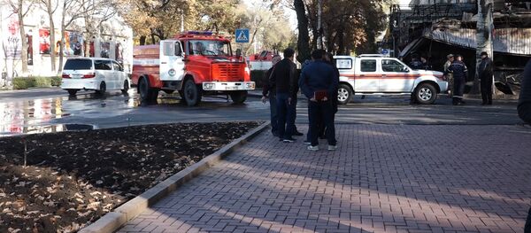 Атам өрттү көздөй чуркады. Окуянын күбөлөрү Бишкектеги жарылуу жөнүндө айтып берди - Sputnik Кыргызстан