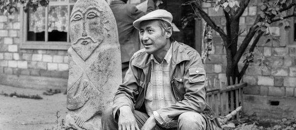 ССРдин эл артисти, Кыргыз ССРинин эл артисти жана Кыргыз ССРинин эл сүрөтчүсү Сүймөнкул Чокморов ССРдин эл артисти, Кыргыз ССРинин эл артисти жана Кыргыз ССРинин эл сүрөтчүсү Сүймөнкул Чокморов - Sputnik Кыргызстан