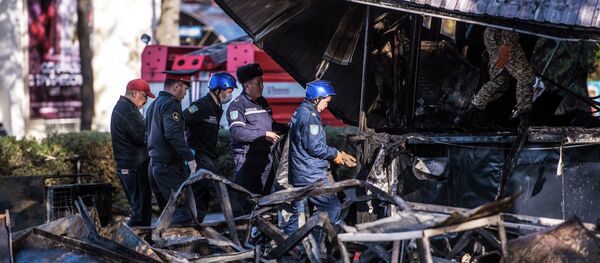 Сотрудники МЧС и пожарной службы на месте пожара в точке быстрого питания Антошка на пересечении проспектов Чуй и Эркиндик - Sputnik Кыргызстан