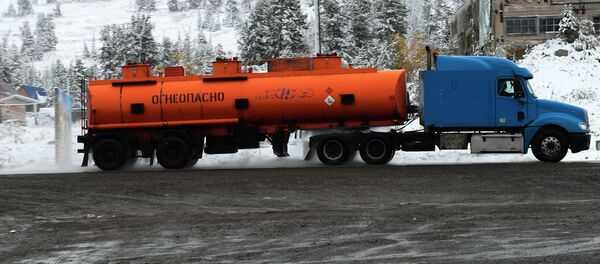 Бензовоз трассе. Архивное фото - Sputnik Кыргызстан