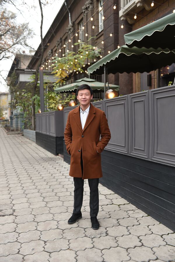 Актёр, алып баруучу Самат: атам сахнага чыкканымды көрбөй кетти - Sputnik Кыргызстан