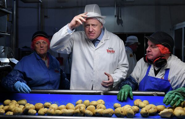 Визит Бориса Джонсона в фабрику по производству чипсов в графстве Арма - Sputnik Кыргызстан