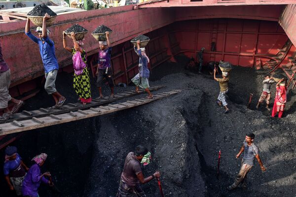 Выгрузка угля с корабля в Бангладеш - Sputnik Кыргызстан
