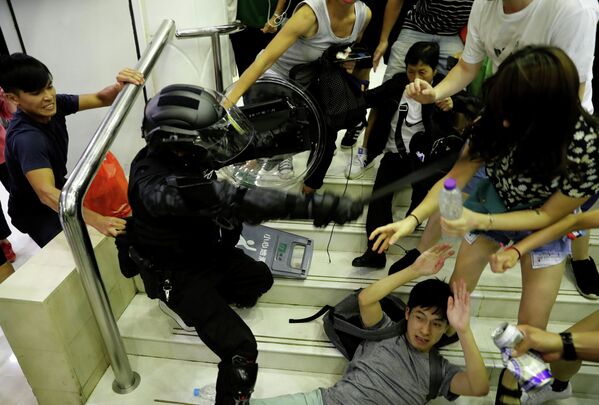 Столкновения протестующих с полицией в торговом центре Гонконга - Sputnik Кыргызстан
